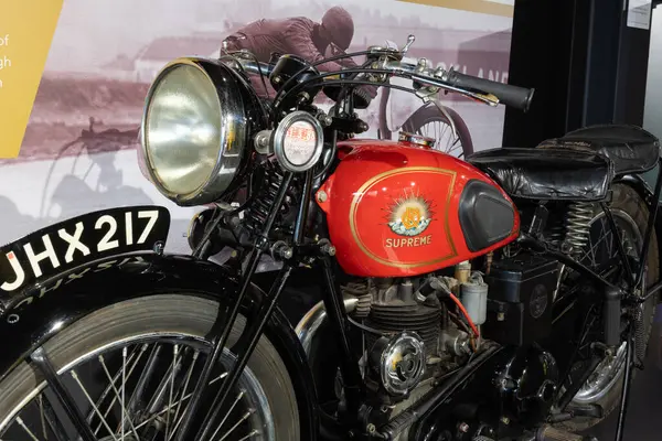 Sparkford. Somerset. Birleşik Krallık. 12 Ocak 2025. 1937 'den kalma bir gümüş bulut Somerset' teki Haynes Motor Müzesi 'nde sergileniyor.