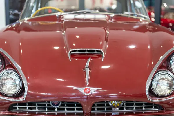 Sparkford. Somerset. Birleşik Krallık. 12 Ocak 2025. 1963 'ten bir Mark 1 Jensen C-V8 Somerset' teki Haynes Motor Müzesi 'nde sergileniyor.