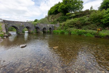 Barle Nehri 'nin Exmoor Ulusal Parkı' ndaki Landacre Köprüsü 'nün altından aktığı fotoğraf