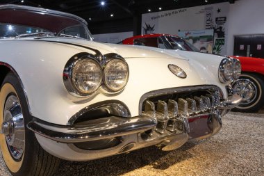 Sparkford. Somerset. Birleşik Krallık. 12 Ocak 2025. 1960 yılından bir Chevrolet Corvette Somerset Haynes Motor Müzesi 'nde sergileniyor.