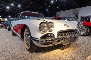 Sparkford. Somerset. Birleşik Krallık. 12 Ocak 2025. 1960 yılından bir Chevrolet Corvette Somerset Haynes Motor Müzesi 'nde sergileniyor.