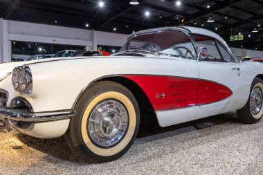 Sparkford. Somerset. Birleşik Krallık. 12 Ocak 2025. 1960 yılından bir Chevrolet Corvette Somerset Haynes Motor Müzesi 'nde sergileniyor.