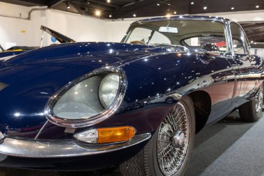 Sparkford.Somerset. Birleşik Krallık. 12 Ocak 2025. 1965 tarihli 1 serisi E Tipi Jaguar, Somerset Haynes Motor Müzesi 'nde sergilenmektedir.