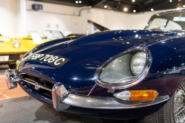 Sparkford.Somerset. Birleşik Krallık. 12 Ocak 2025. 1965 tarihli 1 serisi E Tipi Jaguar, Somerset Haynes Motor Müzesi 'nde sergilenmektedir.