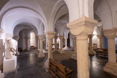 Worcester. Worcester Shire.Birleşik Krallık. 4. 2025. Worcester Katedrali 'ndeki mezarın fotoğrafı.