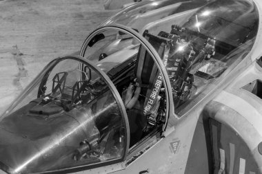 Yeovilton. Somerset. Birleşik Krallık. 23 Ekim 2022. Somerset 'teki Fleet Air Arm Museum' un 4. koridorundaki BAE Harrier savaş uçağının kokpitini kapatın.