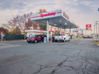 Yorkville, New York - 4 Kasım 2022: Speedway Benzin İstasyonu ve Araçların Doldurulduğu Market Manzarası.