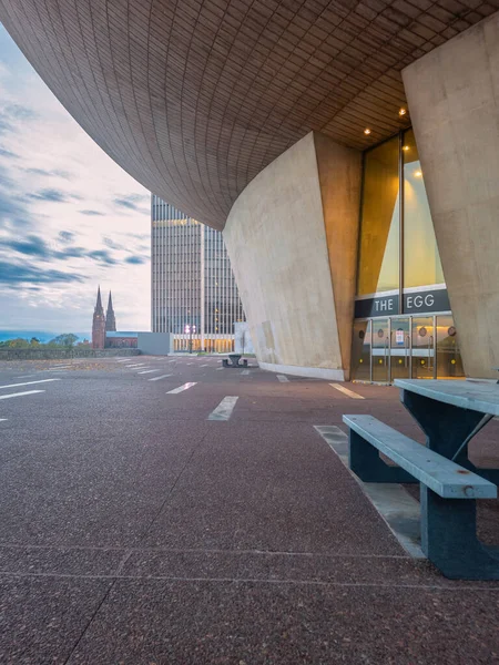 Albany, New York - 12 Kasım 2022: Albany, New York - 12 Kasım 2022: Empire State Plaza 'daki Yumurta Sahne Sanatları Merkezi' nin Arka Girişinin Manzarası.