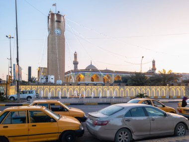 Bağdat, Irak - 28 Şubat 2023: Abu Hanifa Al-Numan Camii Peyzaj Sokağı Manzarası, en büyük Müslüman alimlerden biri olarak kabul edilen İmam Ebu Hanifa 'nın adı.