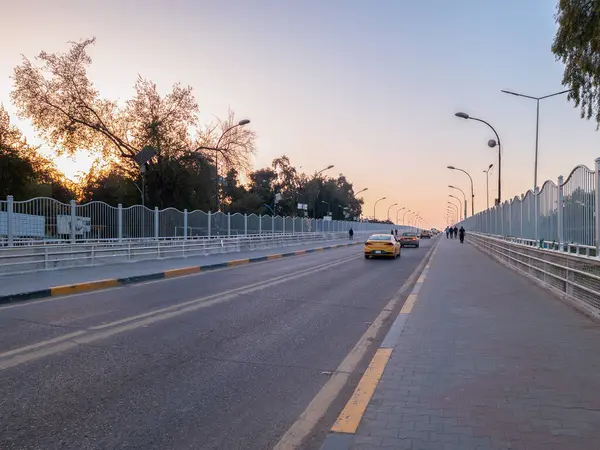 Bağdat, Irak - 28 Şubat 2023: A 'dhamiyyah ve Kadhimiyyah şehirlerini birbirine bağlayan El-Aimmah Köprüsü manzarası.