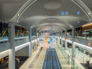 İstanbul, Türkiye - 6 Aralık 2023: İstanbul Uluslararası Havaalanı İçişleri 'nin Ultra Geniş Görünümü.