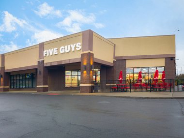 Syracuse, New York - 29 Nisan 2023: Beş Erkekler Pizzacı Dükkanı Genel Görünümü.
