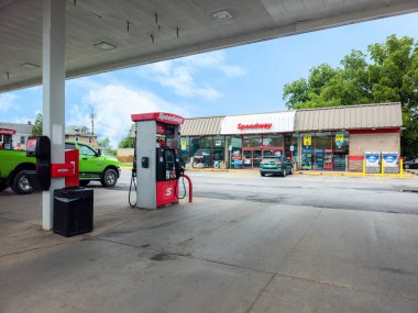 Whitesboro, New York - 2 Temmuz 2023: Speedway Pump in the Forground and the Speedway Convenience Store in the Background II.