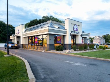 Yorkville, New York - 17 Ağustos 2023: Taco Bell Restoran Binası Akşam Manzarası. Meksika 'dan esinlenilmiş bir menü sunan bir fast food restoranı olan Taco Bell, 5,800' den fazla yer sunuyor..