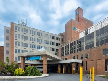 Utica, New York - 17 Ağustos 2023: Faxton 'ın Geniş Görüş Alanı - St. Luke Hastanesi Dış Bölgesi.