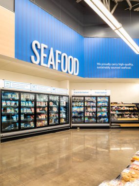 New Hartford, New York - 6 Ağustos 2023: Walmart Süper Merkezi Deniz Ürünleri Departmanının Dikey Yakın Görüntüsü.
