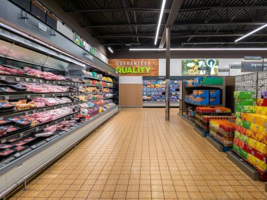 Yorkville, New York - 26 Ağustos 2023: Etin ve Peynirin Geniş Manzarası Aldi Gıda Pazarı.