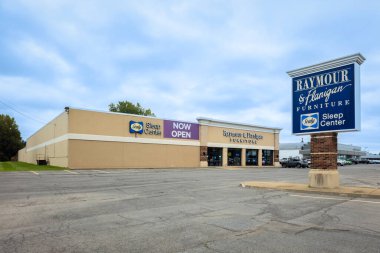 Yorkville, New York - 9 Ekim 2023: Raymour & Flanigan 'ın Ultra Geniş Peyzaj Manzarası, bir Amerikan Mobilya Perakende Zinciri. Öncelikle Amerika 'nın kuzeydoğusunda 110' dan fazla perakende satış yeri var..