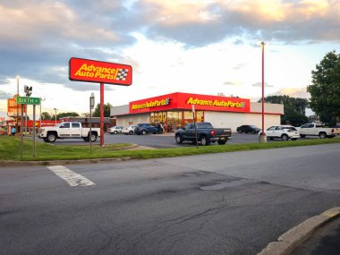 New Hartford, New York - 8 Ağustos 2023: Gelişmiş Otomobil Parça Mağazasının Ultra Geniş Görünümü, Aftermarket Auto Parça ve Aksesuarları Perakendecisi, dünya çapında yaklaşık 5000 mağazası.
