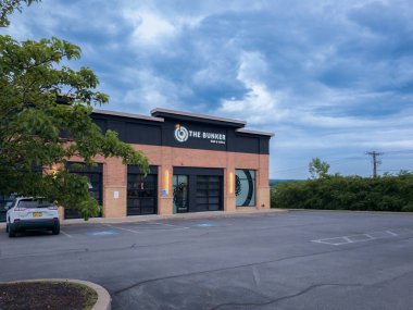 New Hartford, New York - 9 Temmuz 2023: Sığınak Bar ve Izgara Dükkanı Geniş Görüş.