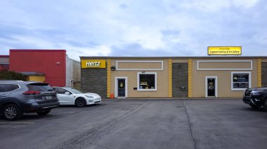 Yorkville, New York - 2 Kasım 2023: Hertz Corporation 'ın Soldaki Küçük Şube Ofis Binası ve Yorkville Özel Çerçeve ve Sanat Galerisi.