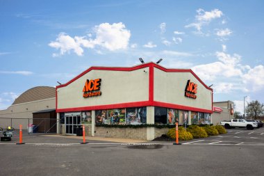 Roma, New York - 21 Kasım 2023: Ace Hardware Store Exterior 'un Geniş Manzarası. Ace Hardware 'in 2021 itibariyle tüm dünyada 5 bin 300' den fazla yeri var..