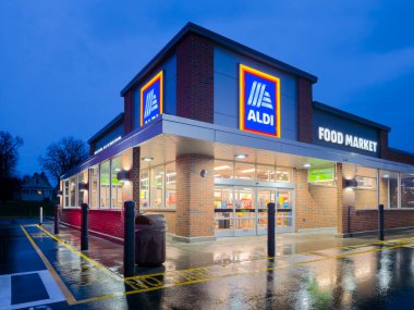 Yorkville, New York - 17 Kasım 2023: Aldi Market 'in Albrecht İndirimi Açılımı' na Yakın Gece Görüşü. ALDI, Almanya merkezli Küresel İndirim Süpermarket Zinciri..