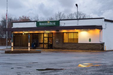 Whitesboro, New York - 22 Kasım 2023: Berkshire Bank Exterior Peyzaj Akşam Manzarası, 1846 'da kuruldu. Massachusetts, New York, Connecticut, Vermont, New Jersey ve Pennsylvania' da birçok yer var..