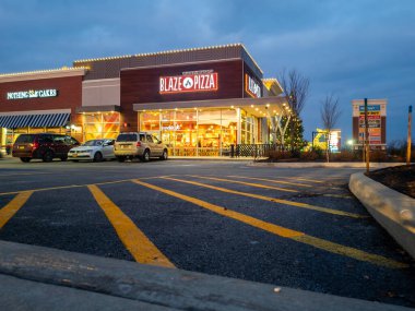 New Hartford, New York - 23 Kasım 2022 Blaze Pizza Lokantası, Rick ve Elise Wetz tarafından 2011 yılında kurulan ve kendi pizzanı kendin yap konseptiyle bilinen bir pizza restoranı zinciri..