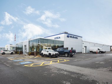 Yorkville, New York - 23 Kasım 2023: Utica Subaru sadece Subaru araç, ruhsatlı araç, hizmet ve bakım, orijinal Subaru parçaları satan yetkili bir bayiliktir..