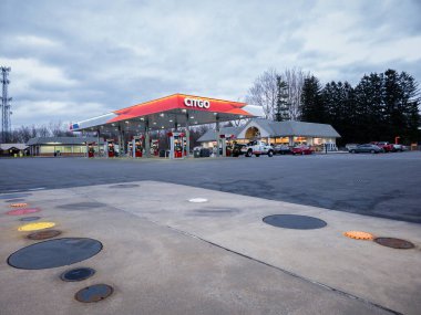 New York Mills, New York - 23 Kasım 2023 Citgo Benzin İstasyonu dolum adası. CITGO, ABD 'li petrol rafinerisi ve pazarlama kooperatifi, PDVSA' nın bir yan kuruluşu..
