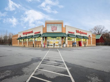 New Hartford, New York - 23 Kasım 2023: Walgreen mağaza önü, ABD genelinde 9200 'den fazla sağlık ve sağlık ürünleri sunan önde gelen bir Amerikan eczane zinciri..