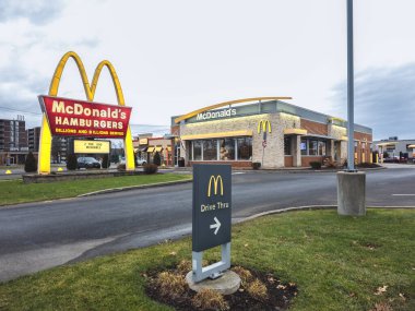 Rome, NY - 17 Aralık 2023: Tallman 's Lastik & Auto, 1980 yılında büyük oranda taşrada faaliyet gösteren bir aile otomobil tamirhanesi..