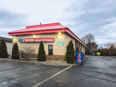 Roma, New York - 17 Aralık 2023: Valvoline Anında Yağ Değişikliği konumu. Bu mağaza, yağ değişimi ve araçlar için diğer rutin bakım hizmetlerini sağlayan hızlı bir hizmet zincirinin bir parçasıdır..