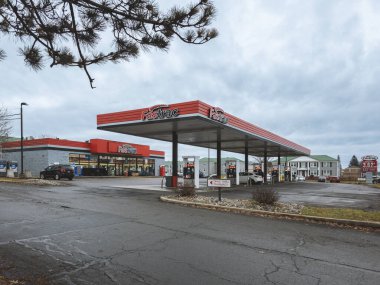 Roma, New York - 17 Aralık 2023: Fastrac benzin istasyonu, New York Eyaleti 'nde 50' den fazla konumu olan bir zincirdir. Düşük fiyatlı yakıtıyla bilinir. Bir dizi lezzetli pizza sunuyor, insanları buranın bir pizza salonu olduğuna inandırıyor..
