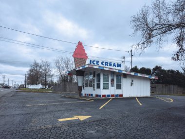 New Hartford, New York - 6 Aralık 2023: Burrstone Dondurma Dükkanı, ikonik büyüklükteki dondurma külahı tabelasıyla işaretlenmiş, gelişmekte olan yerel bir işletmedir..
