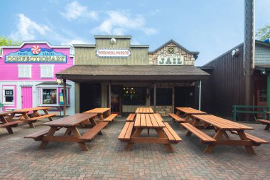 Old Forge, New York - 25 Haziran 2024: Su Safari Parkı 'ndaki Tonsorial Salon Barber Geniş Görünümü.