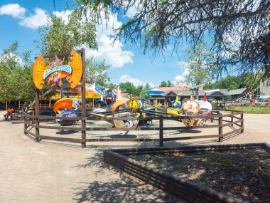 Old Forge, New York - 4 Temmuz 2024: Su Safari Tema Parkı 'nın İçindeki Helikopterlerin Geniş Görünümü