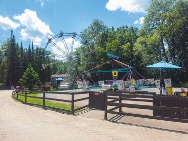 Old Forge, New York - 4 Temmuz 2024: Su Safari Tema Parkı 'nda Dönme Dolaşım Geniş Görüş