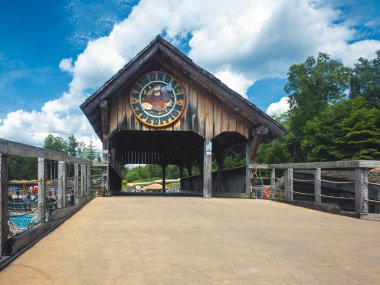 Old Forge, New York - 4 Temmuz 2024: Su Safari Parkı 'ndaki Adirondack keşif köprüsü.