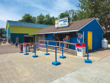 Old Forge, New York - 25 Haziran 2024: Su Safari Parkı 'ndaki Boardwalk Fries Restoranı Geniş Görüş.