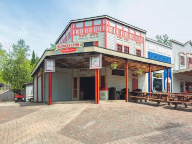 Old Forge, New York - 25 Haziran 2024: Dawson City 'deki Klondike Kates Restoranı' nın Su Safari Parkı 'ndaki yakın görüntüsü.