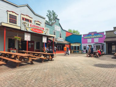 Old Forge, New York - 25 Haziran 2024 Dawson City Su Safari Parkı manzarası Dükkanları ve Turistleri.