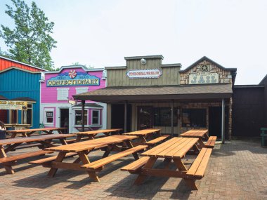 Old Forge, New York - 25 Haziran 2024: Su Safari Parkı 'ndaki Şekerleme Dükkanı, Tonsorial Salon Barber ve Dawson City Hapishanesi.