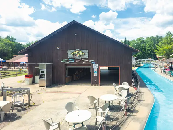 Old Forge, New York - 4 Temmuz 2024: Tembel Nehre Bakan Islık Serseri Kafe 'nin Geniş Görüş Alanı' nda Su Safari Parkı 'nın çeşitli yiyecekleri var.