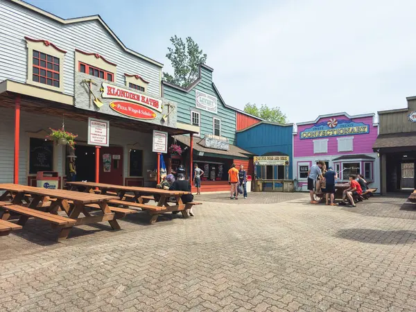 Old Forge, New York - 25 Haziran 2024 Dawson City Su Safari Parkı manzarası Dükkanları ve Turistleri.