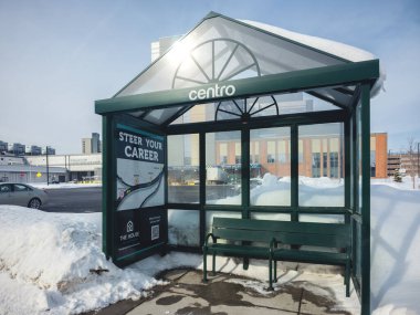 Utica, New York - 11 Şubat 2025: Centro otobüs durağına yakın çekim, Centro Syracuse, New York bölgesine hizmet veren toplu taşıma sistemidir.