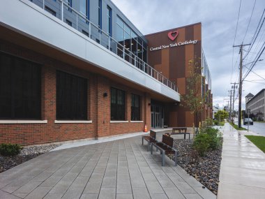 Utica, New York - 12 Ağustos 2024: CNY Kardiyoloji, CNY Kardiyolojisi 'nin yağmurlu sabah görüşü 2002 yılında kuruldu ve Orta New York' ta birden fazla şubesi var