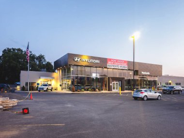 New York Mills, New York - 4 Ağustos 2024: Hyundai Otomobil Showroom 'un yakın plan gece görüntüsü, Mastrovito Hyundai olarak bilinir..