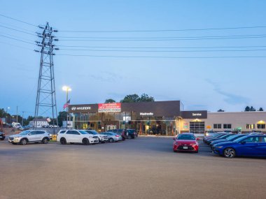 New York Mills, New York - 4 Ağustos 2024: Hyundai Otomobil Showroom 'un geniş gece görüşü, Mastrovito Hyundai olarak bilinir..